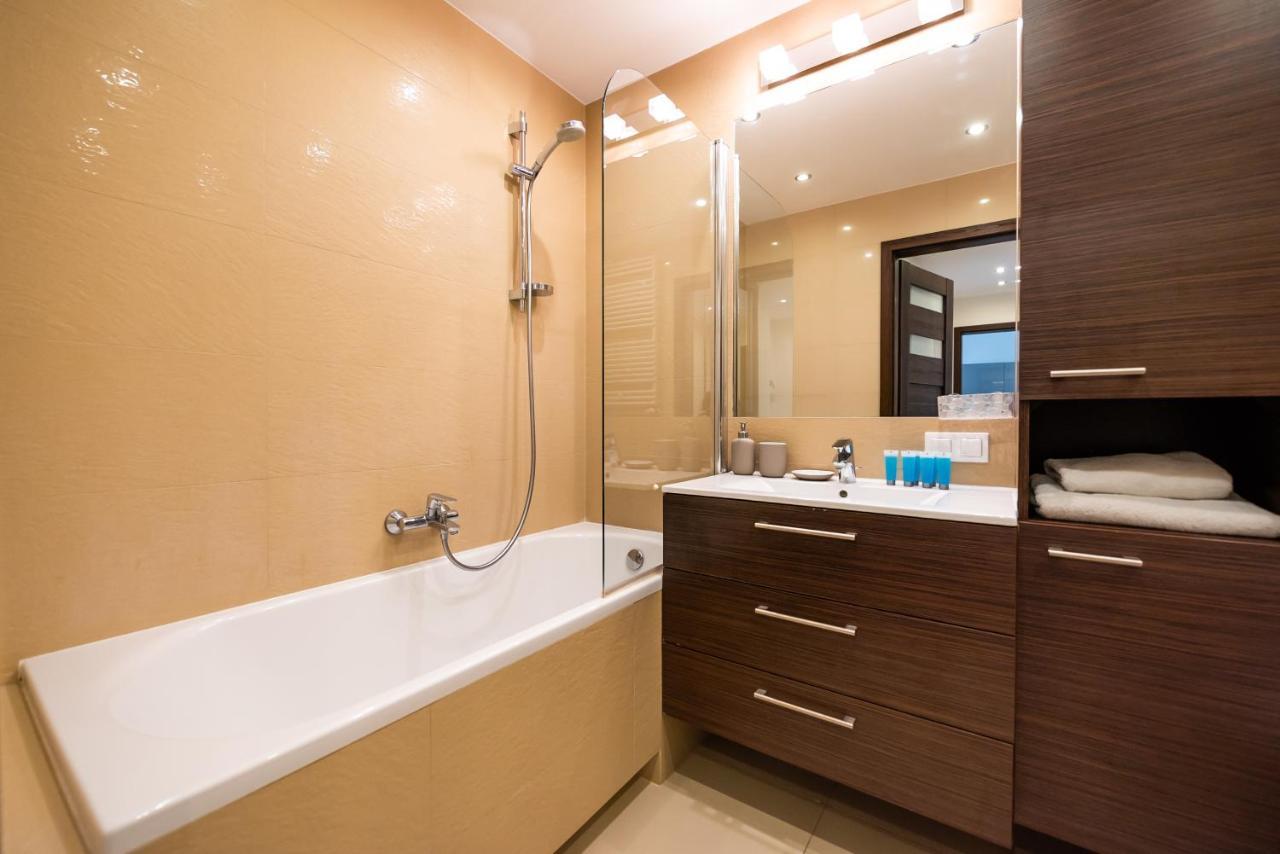 Metro Kondratowicza Spacious Apartment Warsaw Exterior photo